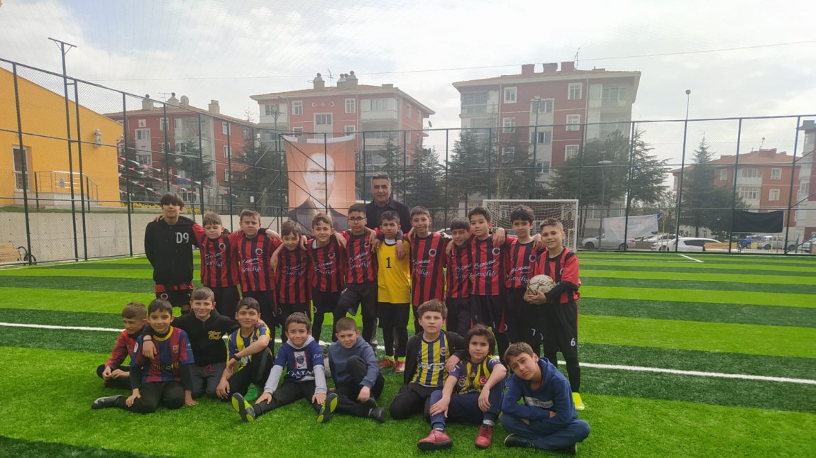 İlçemizde düzenlenen mahalleler arası futbol turnuvasında Atatürk Mahallesini temsil eden okulumuz futbol takımı son maçını yaparak turnuvayı grup aşamasında tamamlamıştır. 